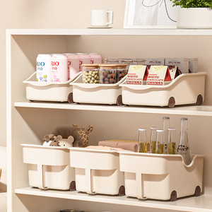 Boîte de rangement en plastique avec roulettes et poignées pour l'organisation des aliments, des boissons et des jouets dans les armoires de cuisine, bac rectangulaire de couleur unie - Product Image 1
