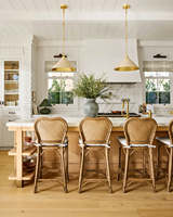 Suspension moderne américaine en cuir beige avec finition feuille d'or pour îlot de cuisine, table à manger, évier
