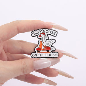 โง่ห่านบนหลวมเคลือบพินห่านน่ารักบนสกู๊ตเตอร์การ์ตูนสัตว์ตลกเข็มกลัดปกเสื้อของขวัญเครื่องประดับสำหรับเพื่อน - Product Image 4