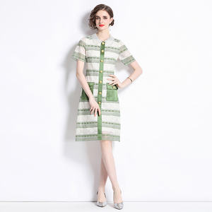 Abito in pizzo con ricamo al ginocchio monopetto con perline di perle verdi fresche - Product Image 3