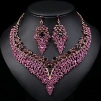 Ensemble collier et boucles d'oreilles d'inspiration vintage exquise pour femmes sophistiquées, parfait pour les banquets et les occasions spéciales