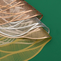 Napperon de table antidérapant écologique set de table en pvc imprimé en forme de fleur rose dorée pour les repas