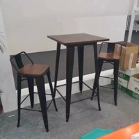 Meubles commerciaux bon marché fabriqués en usine de Foshan ensembles de table de bar carrés en métal industriel empilables dessus de table en bois