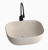 Nouveau lavabo en céramique avec finition crème mate pour la salle de bain du balcon, doté d'un lavabo de forme ovale.