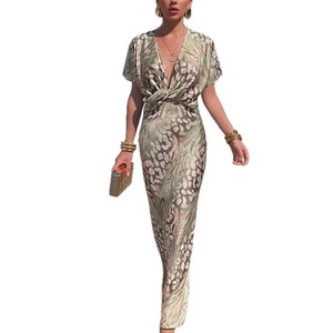 Vestido midi de satén con estampado de leopardo, cuello en V profundo, diseño cruzado en la parte delantera, manga murciélago y corte ajustado para mujer - Product Image 1