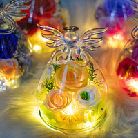 Roses éternelles dans un verre angulaire avec lumière, fleurs stabilisées, vraies roses préservées dans un verre pour la fête des mères