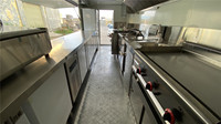Koop een foodtruck met allerlei keukenapparatuur / hoogwaardige kleine foodtrailer