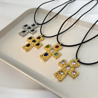 Collier en corde cirée avec pendentif croix en acier inoxydable, motif martelé et zircon incrusté, inaltérable