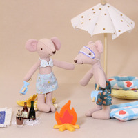 Ensemble de poupées souris en peluche douces faites à la main, style plage d'été, avec maillot de bain au crochet, jupe florale et short de bain, cadeau
