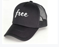 Unisex zwarte trucker pet met grafische print, ademende mesh achterkant met klittenbandsluiting, casual streetwear hoofddeksel
