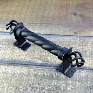 Poignée de portail torsadée en fer forgé, design floral élégant, finition peinte en noir, style traditionnel durable, quincaillerie de clôture - Product Image 1