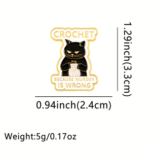 1 spilla smaltata all'uncinetto a forma di gatto - Design cucito in bianco e nero con testo 'CROCHET BECAUSE MURDER IS WRONG', Distintivo in metallo resistente - Product Image 2