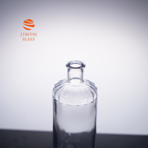 Bouteille en verre cylindrique <span class=keywords><strong>de</strong></span> 500 ml avec base en forme <span class=keywords><strong>de</strong></span> montagne tridimensionnelle, idéale pour l'emballage <span class=keywords><strong>de</strong></span> la vodka, du <span class=keywords><strong>gin</strong></span> et du whisky - Product Image 3