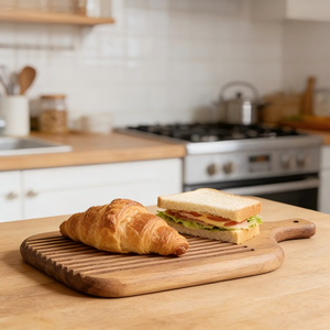 Planche à découper en bois massif de noyer d'Amérique du Sud, très vendue, avec poignée pour servir les aliments cuisinés, les grillades, les collations, le pain et les fruits - Product Image 5