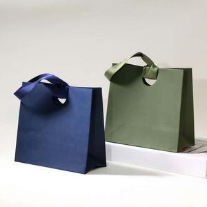 Sac cadeau en papier noir de qualité supérieure avec poignée en ruban, fabriqué sur mesure pour une image de marque de luxe et des événements exclusifs - Product Image 2