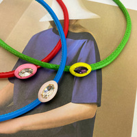 Collier ras-du-cou et bracelet tendance color-block avec pierres précieuses colorées, bijoux au design émail émaillé de niche