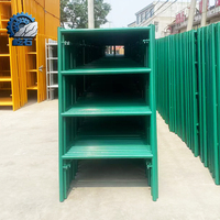 Système d'échafaudage mobile pliable léger et galvanisé pour la construction, avec pièces de qualité pour la sécurité des travaux.