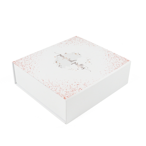 Calendrier de l'Avent de Noël rose avec des numéros estampés or et des paquets de bijoux rouges pour carte de vœux de Noël - Product Image 6