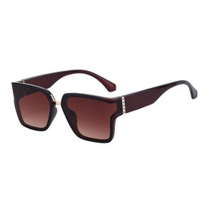 Lunettes de soleil à monture carrée de style européen et américain pour femmes, protection UV400, pare-soleil de classe 2, monture noire, lentille PC FY-99204 - Product Image 1