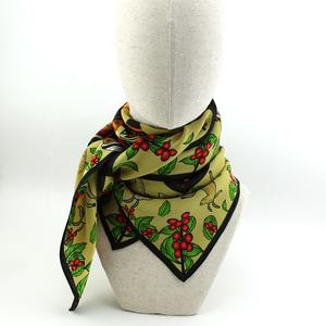 بيع بالجملة عصابات طباعة فنية أصلية مربعة للنساء من الحرير وشاح مخصص طباعة رقمية مزدوجة الجانب - Product Image 3