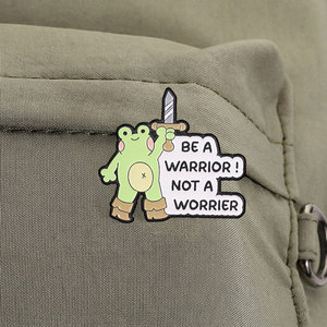 Broche émaillée Guerrier Grenouille avec texte de jeu de mots motivant et épée pour la décoration de sac à dos - Product Image 4