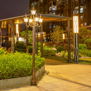 Lampadaire de jardin en laiton à double tête avec abat-jour en verre, lumière LED blanc chaud 2700K, IP66, détecteur de mouvement, alimentation solaire, garantie 10 ans - Product Image 4