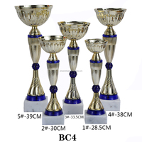 Vente en gros Trophées en métal de couleur or pour le taekwondo Modèles bon marché pour les prix de matchs sportifs pour étudiants