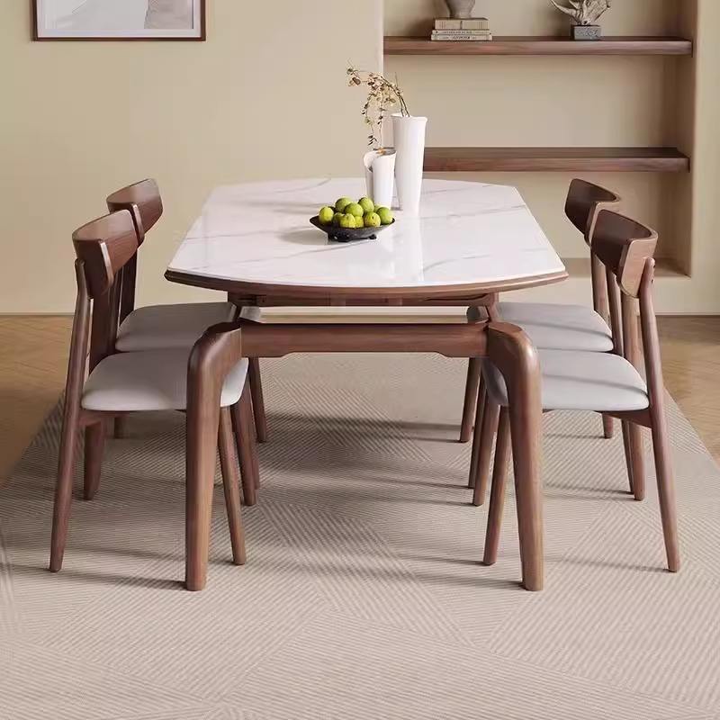 Une table avec quatre chaises