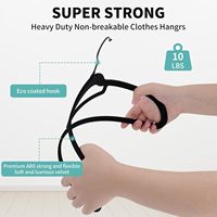 Vente en gros de cintres multifonctionnels à un seul niveau de grande taille 45 cm, antidérapants, pour costumes, vêtements, en velours floqué noir, design gain de place