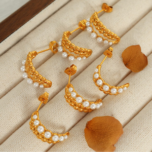 Pendientes Huggie de Perlas en Forma de C, Grado AA, Engaste de Canal, para Uso Diario - Product Image 2