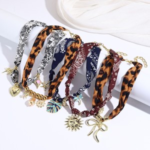 Collana Sciarpa da Donna alla Moda, Personalizzata, Leggera, con Stampa Leopardata, in Tessuto Annodato, con Ciondolo - Product Image 1