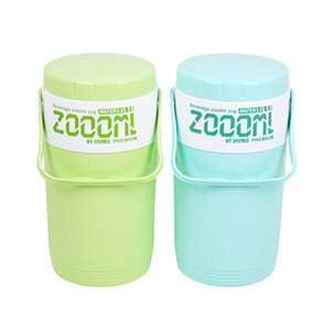 เหยือกน้ำแข็งพลาสติก2L แบบใช้ซ้ำได้พร้อมด้ามจับตามหลักสรีรศาสตร์ดีไซน์ให้คงความเย็นสำหรับกีฬาไปโรงเรียนหรือสำนักงาน - Product Image 5