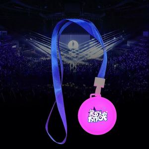 Insignia LED Portátil de Plástico Brillante con 15 Colores Cambiantes, Promocional para Eventos de Festivales de Música, Cordón con Logotipo Personalizado - Product Image 2