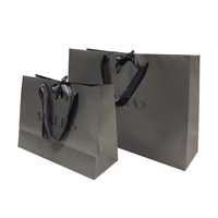 Sacs en papier noirs de boutique de luxe sac portable recyclable pour sacs d'emballage de vêtements cadeaux logo UV