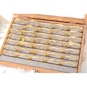 กำไลข้อมือแบบคลาสสิกประดับเพชรซิรคอนชุบทอง 18k สำหรับผู้หญิง - Product Image 2