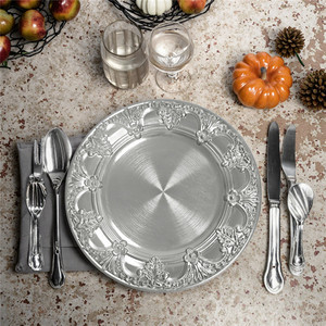 Assiettes de présentation dorées à motifs floraux, style rétro européen, durables et résistantes à la chaleur, 13 pouces, pour la décoration de table de mariage ou de dîner - Product Image 5