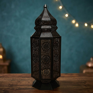 Lanterne en métal de conception marocaine en laiton AK en noir fini lanterne à bougie unique de grande taille pour la décoration intérieure de restaurant - Product Image 2