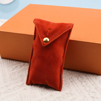 Pochette en microfibre suédée orange avec bouton pression et logo brodé personnalisé pour emballage cadeau de parfum, lunettes, bijoux