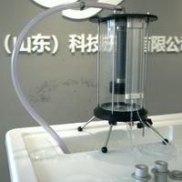 Débit traversant un orifice supérieur de sortie de liquide pour une connexion stable d'alimentation en eau en circulation