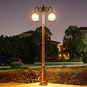 Lampadaire de jardin extérieur en fer avec abat-jour en verre LED, lumière blanc chaud 2700K, IP66, ampoule A19 non amovible, AC 220V, détecteur de mouvement, alimenté par énergie solaire - Product Image 3