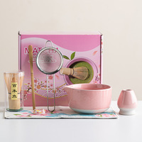 Coffret cadeau Astief Matcha comprenant un bol à matcha à glaçage léger, un support pour chasen, un fouet en bambou, une cuillère à thé, un tamis, un ensemble de fouets à thé matcha