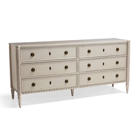 Commode à 6 tiroirs de style campagne française en chêne massif, idéale pour une chambre à coucher luxueuse.