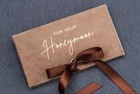 Ensemble de pochettes élégantes en velours pour cartes de mariage avec calligraphie dorée, ruban en satin et design personnalisé pour toute célébration
