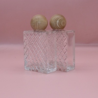 Flacon de parfum en verre gaufré carré de 100 ml avec bouchon rond en bois