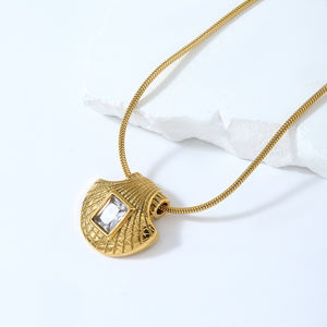 สร้อยคอประดับเพทายทรงสี่เหลี่ยมทำจากสเตนเลสสตีลสีทอง18K กันน้ำทันสมัย - Product Image 1