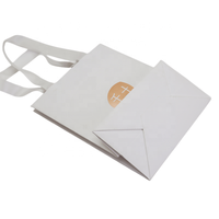 Maßgefertigte Papiertüten in Champagner-Gold, Elegante Verpackungstaschen mit Geprägtem Firmenlogo für Luxuriöse Einzelhandels- und Geschenkanlässe