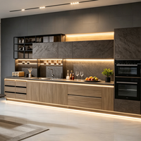 Meubles de cuisine de luxe sans poignées gris mat et bois, ensemble de cuisine modulaire pour projets d'appartements, fabrication OEM ODM, taille personnalisée