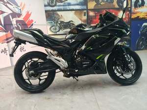 Le modèle <span class=keywords><strong>Kawasaki</strong></span> <span class=keywords><strong>H2</strong></span> avec un moteur de <span class=keywords><strong>400</strong></span> cm³ présente une apparence élégante, idéale pour la conduite urbaine, moto sportive - Product Image 3