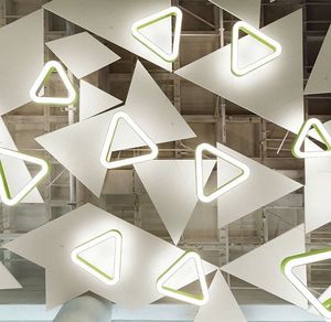 مثلث منحني متعدد الألوان Led مصباح معلق ثلاثي الأضلاع مصباح حديث للمكتب - Product Image 3