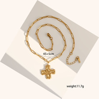 Collier tendance avec pendentif croix martelée épaisse en acier inoxydable plaqué or 18 carats et chaîne à maillons pour occasions festives